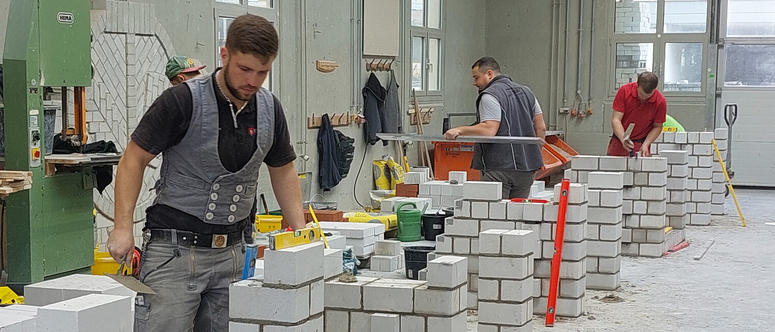 Die praktische Prüfung des Maurermeisterkurses fand Ende März in der Bildungsakademie Rottweil statt. Praktische Prüfung des Maurer-Meisterkurses an der Bildungsakademie Rottweil.