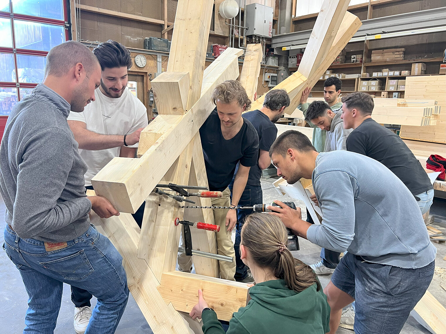 Studenten tüfteln bei der Zimmerei Markus Haller in Aldingen am Fachwerk. Studenten tüfteln bei der Zimmerei Markus Haller in Aldingen am Fachwerk.