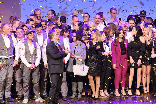 Goldregen für Meister (hier auf der Meisterfeier 2019). Gruppenbild mit Goldregen auf der Meisterfeier 2019